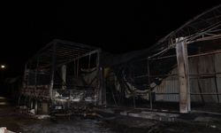 İzmir Sebze ve Meyve Toptancı Hali'ndeki yangında 10 dükkanda hasar oluştu