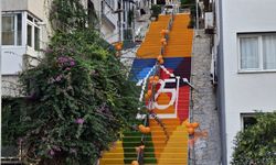 İzmir'in sembolik Kırkmerdivenleri löseminin rengi turuncuya boyandı
