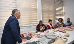 Kayseri'de gönüllüler çocuklar için atkı ve bere örüyor