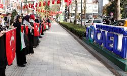 Kocaeli'deki "El Ele Gazze Şeridi" eyleminde 7 kilometrelik insan zinciri oluşturuldu