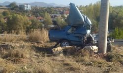 Konya'da beton direğe çarpan otomobilin sürücüsü ağır yaralandı