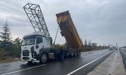 Malatya'da dorsesi açık kalan kamyon trafik bilgilendirme panosunu yerinden söktü