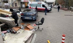 Nevşehir'de hastanenin bahçesine giren otomobil, güvenlik kulübesi ve 3 araca çarptı