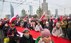 Polonya'da "Ulusal Bağımsızlık Günü"nde on binlerce kişinin katılımıyla yürüyüş düzenlendi