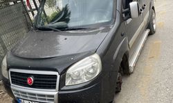 Sakarya'da hafif ticari aracın yerinden çıkan lastiğinin otomobile çarpması kamerada