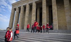 Türk Kızılay heyetinden Cumhuriyetin 100. yılı ve Kızılay Haftası dolayısıyla Anıtkabir'e ziyaret