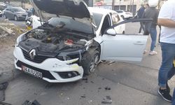 Ümraniye'de ticari taksi ile otomobilin çarpışması sonucu 1 kişi yaralandı