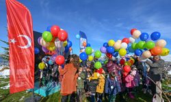 Vanlı çocuklar, hayatını kaybeden Filistinli akranları için gökyüzüne balon bıraktı