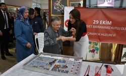 Yalova'da huzurevi sakinleri ile devlet korumasındaki çocuklar birlikte ebru yaptı