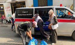 Yeryüzü Doktorları Gazze'de temel ihtiyaç malzemesi dağıtıyor