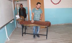 Yozgat'ta köy okulu müdürü, tatilde okulun tamir ve bakımını yapıyor