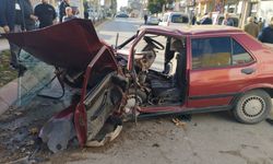 Adana'da refüje çarpan otomobilde sıkışan sürücü itfaiye ekiplerince kurtarıldı
