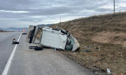 Afyonkarahisar'da devrilen hafif ticari aracın sürücüsü öldü