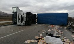 Amasya'da tırın devrilmesi sonucu 2 kişi yaralandı