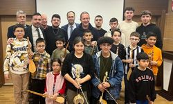 Burdur'da sanatçı Sümer Ezgü'nün öncülük ettiği geleneksel enstrüman kursu düzenlendi