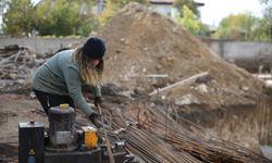 Depremzede çift, inşaat işlerinde de el ele verdi