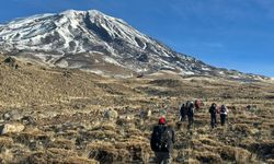 Doğa tutkunları küresel ısınmaya dikkati çekmek için Ağrı Dağı'na tırmandı
