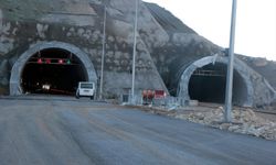 DÜZELTME - "Beypazarı'ndaki tünellerin yapımında sona gelindi" başlıklı haberimizin başlık ve girişi "D-140 kara yolunun Beypazarı-Nallıhan bölümündeki tünellerin yapımında sona gelindi" şeklinde düzeltilmiştir.