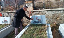 Erzurum'da 57 yıl önce yangında şehit olan 65 asker mezarları başında anıldı