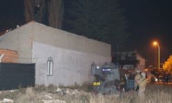 Eskişehir'de bıçakla evinin çatısına çıkan firari hükümlü polise teslim oldu