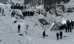 GÜNCELLEME 3 - Ağrı'da yol açma çalışması yapan iş makinesi uçuruma yuvarlandı, 4 kişi öldü