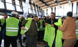 İnşaat mühendisleri baretli ve yelekli etkinlikle deprem ve kaçak yapıya dikkati çekti