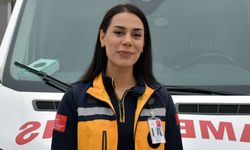 Kadın ambulans şoförleri hayat kurtarmak için direksiyon sallıyor