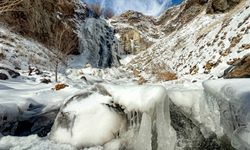 Kars'ta Susuz Şelalesi kısmen dondu