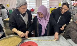 Kız meslek lisesi öğrencileri, yaşlılarla etkileşim programında buluştu