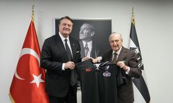 Koç Holding Onursal Başkanı Rahmi Koç, Beşiktaş Kulübü Başkanı Arat'ı ziyaret etti