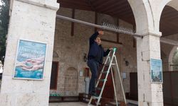 Muğla'da kuşların konmasını engellemek için camiye döşenen malzemeler söküldü