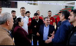 Şırnak Valisi Atay, Cizre Belediyespor Erkek Voleybol Takımı'nı antrenmanda ziyaret etti