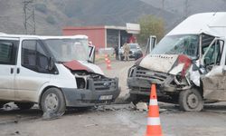 Şırnak'ta 2 minibüsün çarpışması sonucu 18 kişi yaralandı