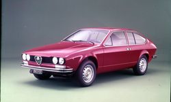 Alfa Romeo iki önemli modelinin yıl dönümünü kutluyor