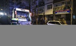 Ankara'da çöken yolda çöp kamyonu sıkıştı