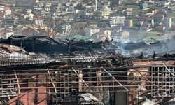 Arnavutköy'de plastik üretilen atölyede çıkan yangın hasara yol açtı