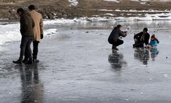 Atlı kızakçılar, Çıldır Gölü'nün yüzeyinin buz kalınlığının artmasını bekliyor