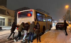 Bakü'de kar yağışı hayatı olumsuz etkiledi