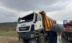 Balıkesir'de şarampole devrilen kamyonun sürücüsü öldü