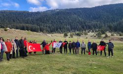 Gaziantepli dağcılar şehitler için Başkonuş Yaylası'nın zirvesine Türk bayrağı astı