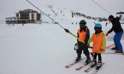 Hakkari'deki kayak merkezinde yarıyıl tatili yoğunluğu yaşanıyor