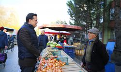 Hatipoğlu, halk pazarında esnaf ve vatandaşlarla bir araya geldi