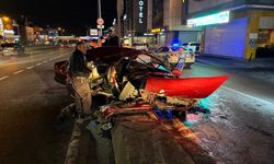 İstanbul'da refüje çarpan otomobildeki baba ile oğlu yaralandı