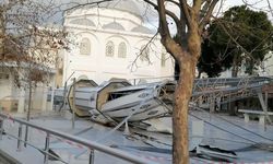 İzmir'de fırtına nedeniyle minare yıkıldı