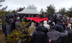 İzmir'deki iş yeri yangınında ölen işçilerden Kadir Zor'un cenazesi Çankırı'da defnedildi
