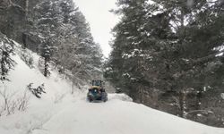 Kar kalınlığının 1,5 metreye ulaştığı Kars'taki köylerde yol açma çalışmaları sürüyor