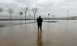 Kocaeli'de yükselen dalgalar nedeniyle sahil otoparkının bir kısmını su bastı