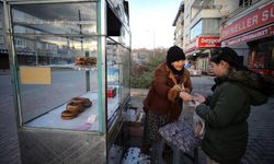 Konya'nın "Simitçi Teyze"si 17 yıldır tezgahının başında