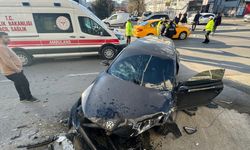 Küçükçekmece'de istinat duvarına çarpan otomobilin sürücüsü yaralandı