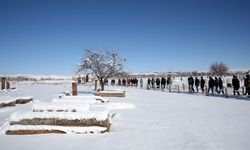 "Maziden Atiye Ahlat" programıyla 80 öğrenciye Ahlat'ın tarihi mekanları gezdirildi